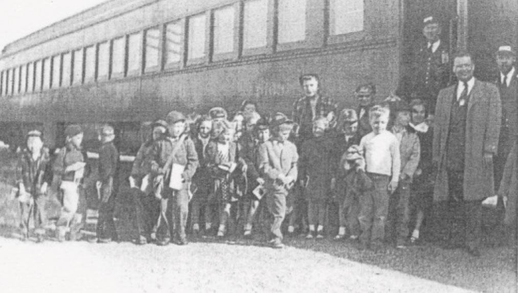 Teacher Mrs. Elizabeth Hancock & 3rd Grade Class out to see the train (1959).